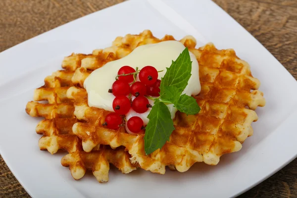 Waffle with red currants — Stock Photo, Image