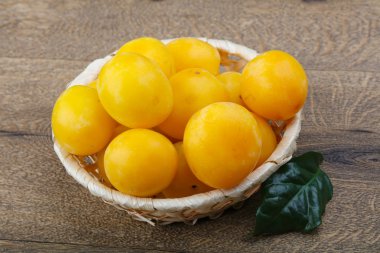 Kabın içinde sarı Erik