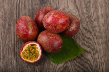 Tropikal ünlü tutku meyve