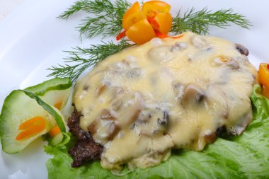 Peynir ve mantar soslu domuz eti