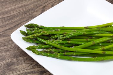 Zeytinyağı ile haşlanmış kuşkonmaz