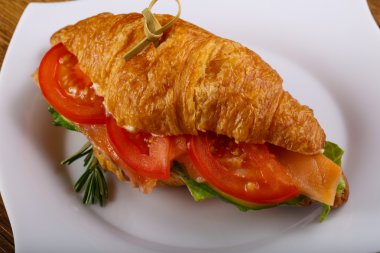 Somon ile lezzetli kruvasan