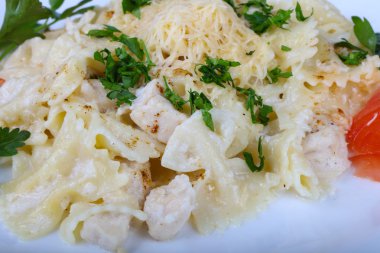 Tavuk ile makarna Farfalle