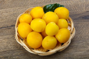 Kabın içinde sarı Erik