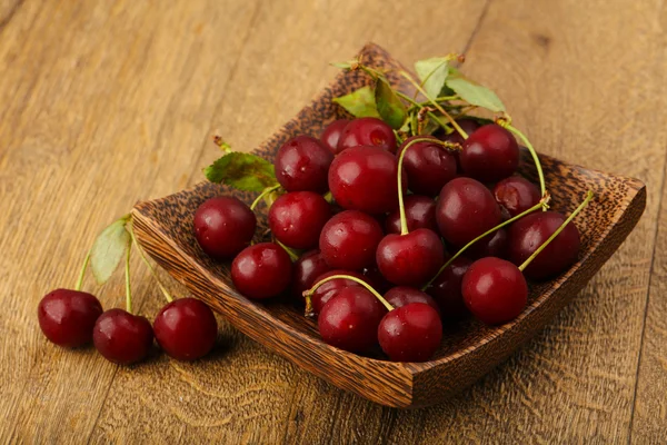 Cherry bessen in de kom — Stockfoto