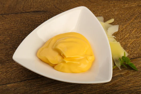 Salsa di formaggio con parmigiano affettato — Foto Stock