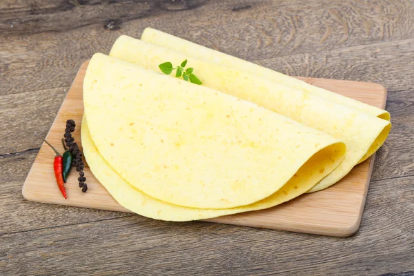 Tortilla sul tavolo di legno — Foto Stock