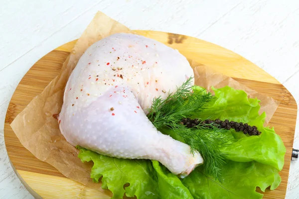 Raw chicken leg — Stock Photo, Image