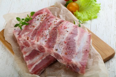 Çiğ domuz kaburgası