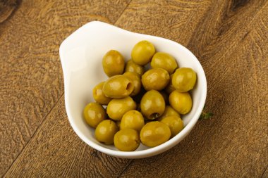 Kabın içinde dolma zeytin