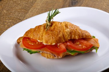 Somon ile lezzetli kruvasan