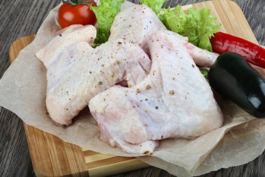 Çiğ tavuk kanadı.