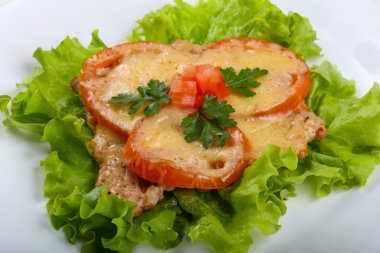 Pişmiş domates ve peynir ile domuz eti