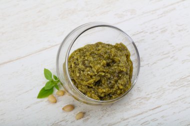 Pesto sos kabın içinde