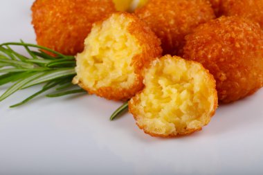 Sıcak sulu peynir topları