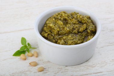 Pesto sos kabın içinde