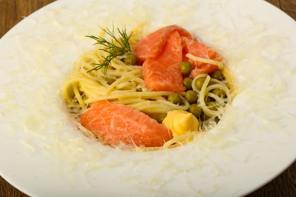 Spaghetti with salmon and green pea — Stock Photo, Image