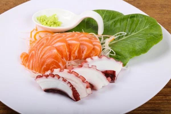 Bläckfisk och färsk lax sashimi — Stockfoto