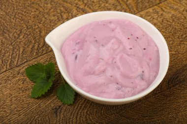 Yaban mersini ile etkili yoğurt