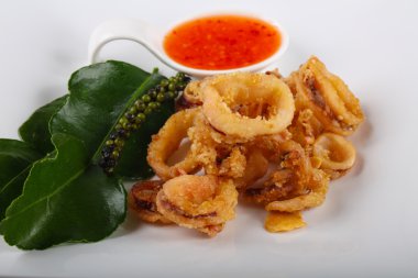 Kızarmış kalamar halkaları