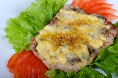 Domuz eti biftek mantar ve peynir ile