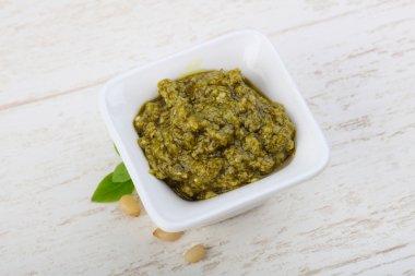 Pesto sos kabın içinde