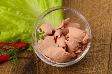 Kabın içinde karaciğer pasta