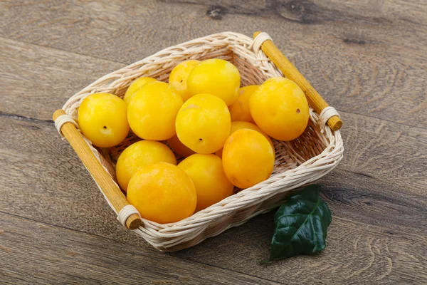 Yellow plums in the bowl — Stock Photo, Image