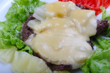 Ananas ve peynir soslu domuz eti