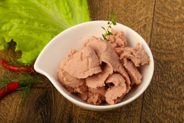 Kabın içinde karaciğer pasta