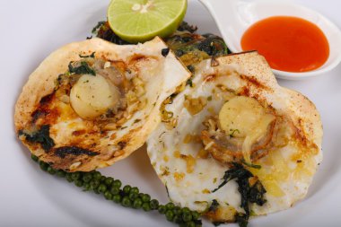 Ispanak ile pişmiş tarak