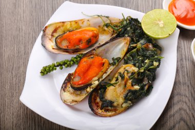 Ispanaklı pişmiş midye