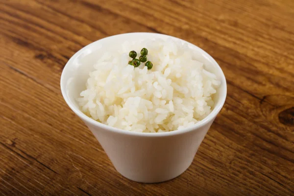 Рис на пару в мисці — стокове фото