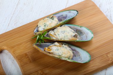 Krema soslu fırında midye