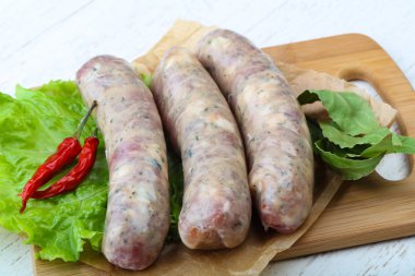 Yemek pişirmek için çiğ sosis