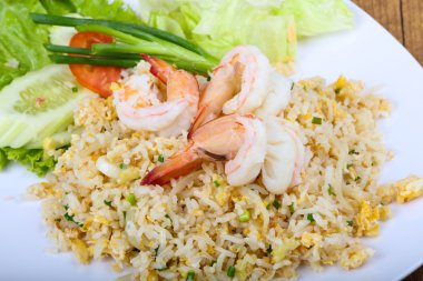 Karides ile kızarmış pirinç