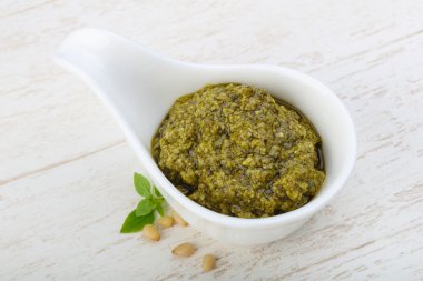 Pesto sos kabın içinde