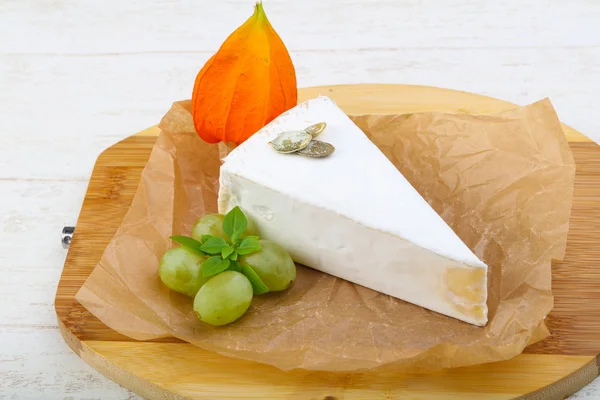 Вкусный сыр Бри — стоковое фото