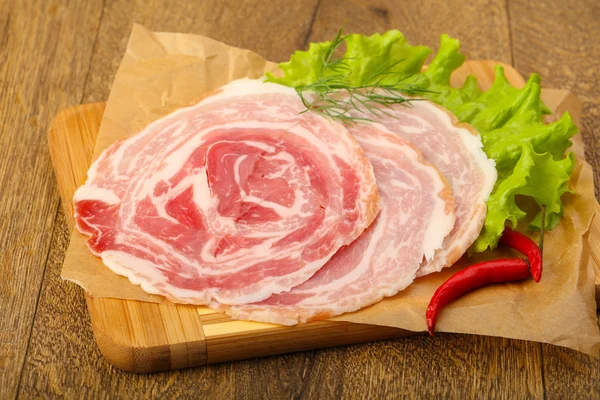 Нарезанный свиной бекон из панчетты — стоковое фото
