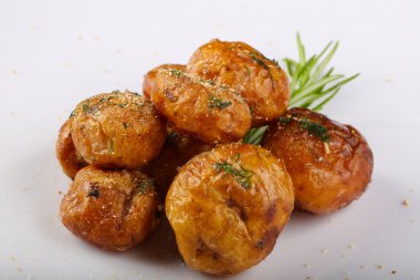 Genç fırında patates