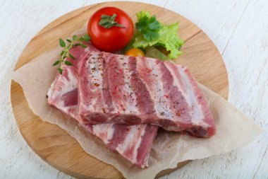 Çiğ domuz kaburgası