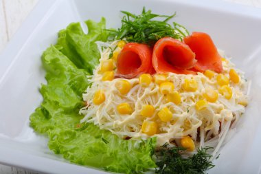 lezzetli salata somon ile