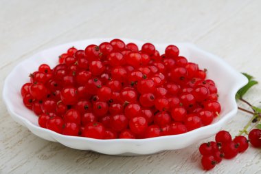 Kabın içinde kırmızı kuş üzümü 