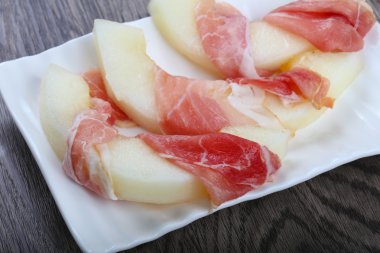 Prosciutto ile olgun kavun