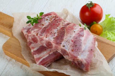 Çiğ domuz kaburgası