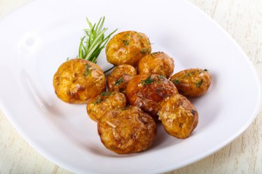 Genç fırında patates