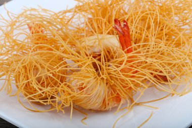 Erişte ve sarılı karides