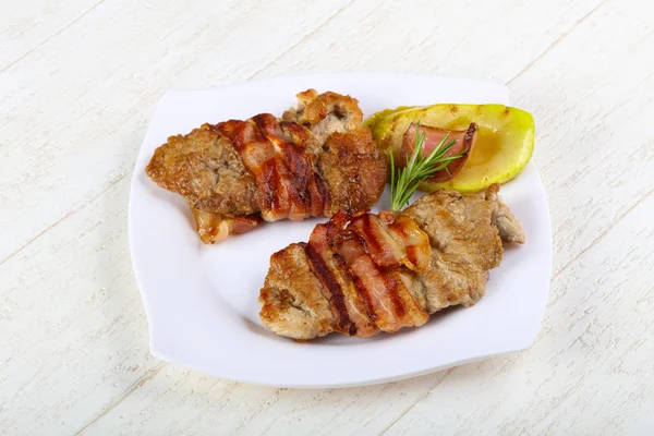 Gebackenes Schweinefleisch mit Speck umwickelt — Stockfoto