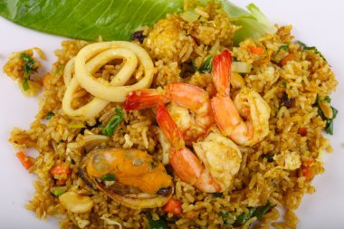 Kızarmış pilav ve deniz ürünleri.