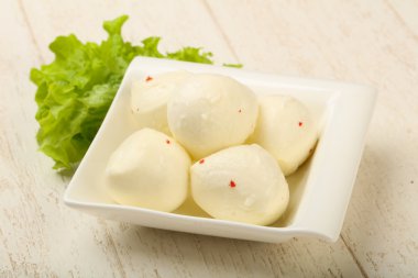 Mozzarella topları kabın içinde